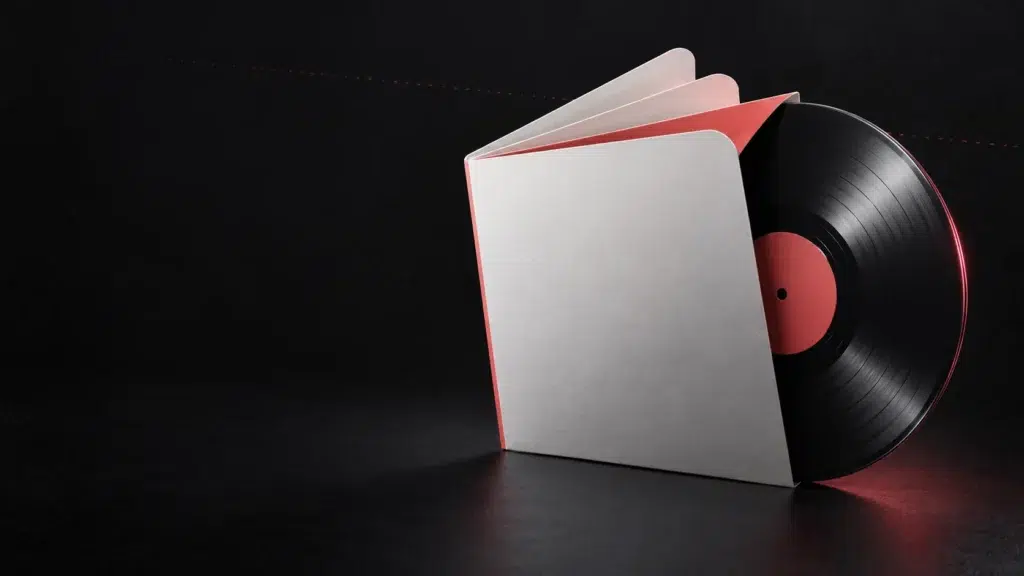 Un vinyle glissé dans une pochette vierge ouverte en éventail.